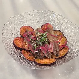 Ensalada de tomate azul y sardinas ahumadas
